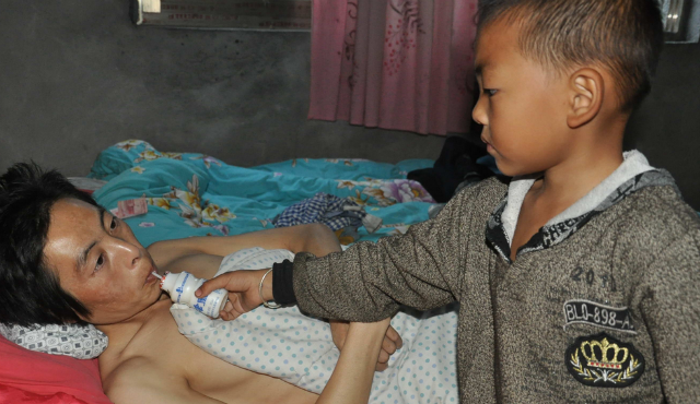 Cũng tương tự với hoàn cảnh của Miaomiao, cậu bé 7 tuổi Ou Yanglin đến từ tỉnh Quý Châu (Trung Quốc) cũng phải một mình chăm sóc người cha bị liệt sau khi mẹ bỏ nhà đi.