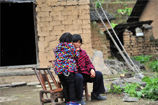 Năm 2015, cha của bé gái 7 tuổi Yi Miaomiao qua đời trong một vụ tai nạn giao thông thảm khốc. Sau đó, mẹ của bé bỏ nhà biệt tích. Miaomiao trở thành chỗ dựa cho ông bà già yếu, bệnh tật.