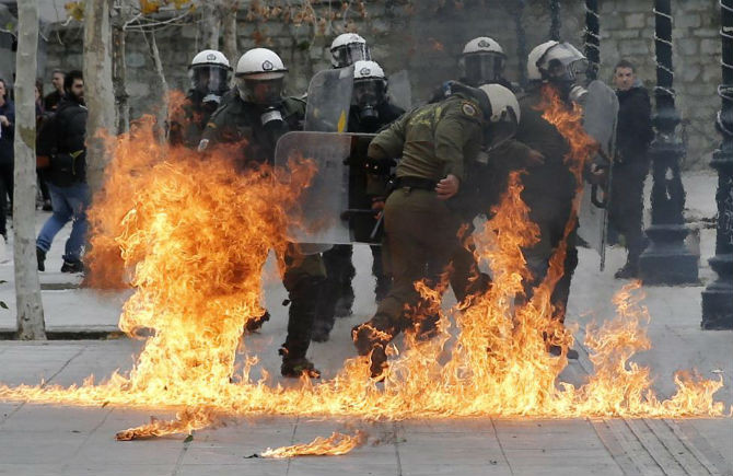 Một đám cháy ở Quảng trường Syntagma ngày 4/2/2016.