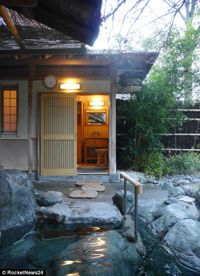 Một số phòng của khách sạn lâu đời Nishiyama Onsen Keiunkan có bể bơi riêng...