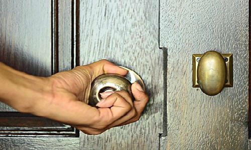 Một trong những nơi giấu tiền “bá đạo” trong nhà đó là tay nắm cửa.