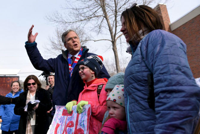 Thống đốc Jeb Bush gặp gỡ gia đình Quiqly tại trường tiểu học Webster, Manchester, New Hampshire ngày 9/2.