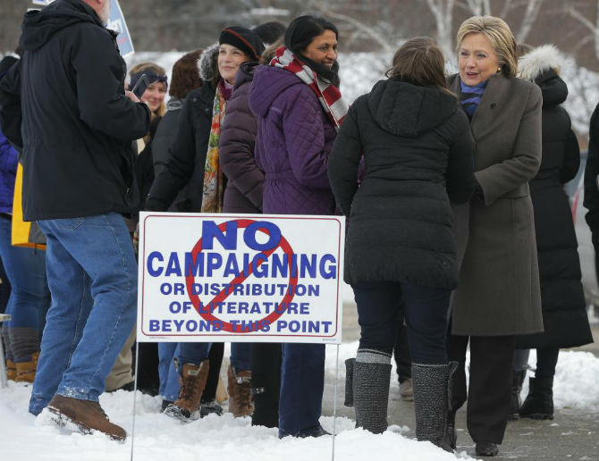 Trong cuộc đua của Đảng Dân chủ, cựu Ngoại trưởng Hillary Clinton đứng thứ hai sau Thượng nghị sĩ Sanders, khi bà nhận được 41,37% số phiếu. Ảnh: Bà Clinton trò chuyện với người ủng hộ.