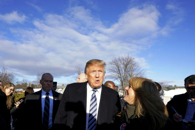Trong khi đó, tỷ phú Donald Trump đã lấy lại vị thế dẫn đầu trong các ứng viên Đảng Cộng hoà. Ảnh: Ông Trump trò chuyện với một người ủng hộ tại Manchester, New Hampshire.