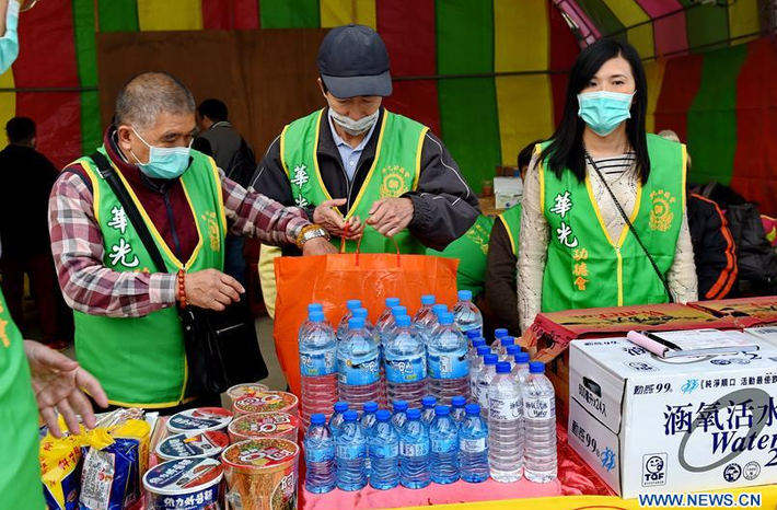 Các tình nguyện viên chuẩn bị thực phẩm và nước uống cho những người bị ảnh hưởng bởi trận động đất mạnh 6,4 độ Richter.