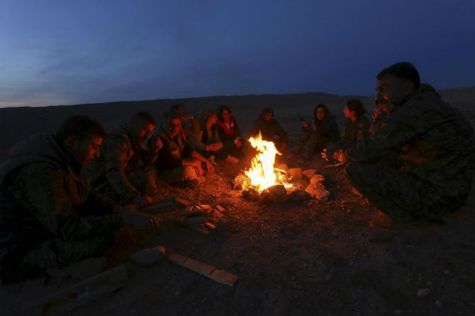 Chiến binh thuộc Các lực lượng Dân chủ Syria đốt lửa sưởi ấm khi màn đêm buông xuống ở tỉnh Hasaka ngày 17/2.