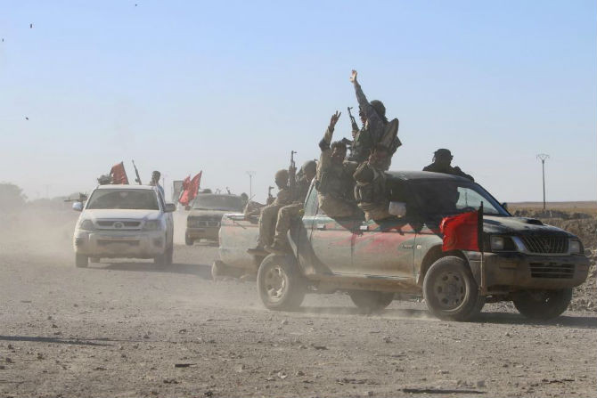 Xe chở quân SDF đi qua con đường ở al-Khatoniyah, gần thị trấn al Houl, ngày 14/11/2015.