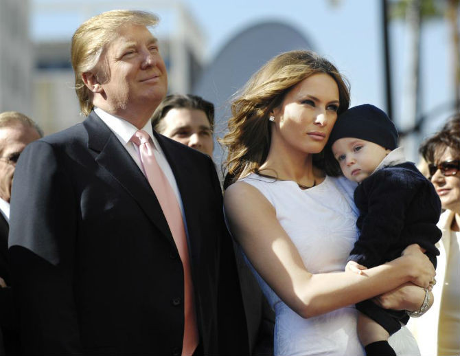 Tỷ phú Trump đứng cạnh vợ yêu Melania và con trai, Barron, khi chờ đón một ngôi sao Hollywood ở Los Angeles ngày 16/1/2007.