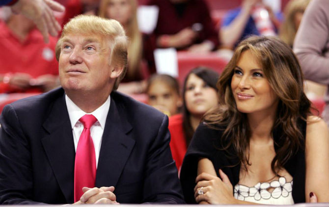 Ứng viên Tổng thống Mỹ của Đảng Cộng hòa Donald Trump cùng vợ xem một buổi trình diễn tại Miami ngày 25/12/2005.