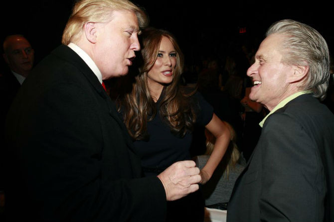 Tỷ phú Donald Trump và vợ trò chuyện với Michael Douglas trong tuần lễ thời trang New York ngày 17/2/2010.