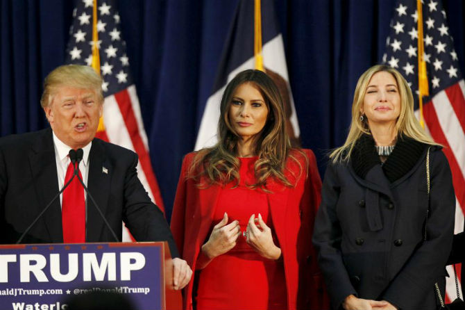 Ông Trump phát biểu trong cuộc bỏ phiếu bầu chọn ứng viên Tổng thống Mỹ ở Waterloo, Iowa, ngày 1/2/2016. Bên cạnh ông là vợ, Melania Trump, và con gái, Ivanka.