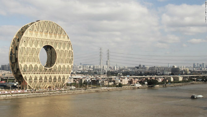 Guangzhou Circle là một trong những tòa nhà “lạ đời" ở Trung Quốc và là nơi đặt trụ sở của nhựa Quảng Đông Exchange. Thiết kế của tòa nhà giống với một đồng tiền xu khổng lồ.