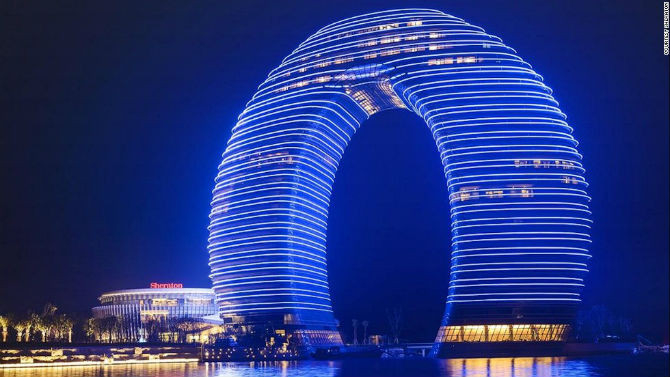 Tòa nhà Sheraton ở Hồ Châu, tỉnh Chiết Giang, trở nên nổi tiếng với hình dáng “bất thường”. Công trình này trị giá 1,5 tỷ USD.