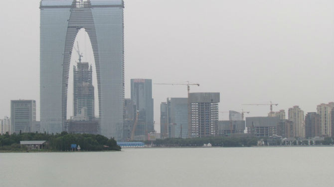 “Cánh cổng phương Đông” ở Tô Châu, tỉnh Giang Tô, cao hơn 300 mét, cũng bị ví với "cái quần".