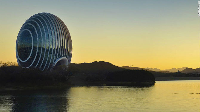Hình thù kỳ dị nhìn từ bên ngoài của khách sạn Sunrise Kempinski. Công trình tọa lạc bên bồ Yanqi, Bắc Kinh.