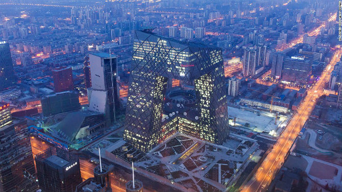Trong ảnh là tòa nhà của Đài Truyền hình Trung ương Trung Quốc CCTV tại Bắc Kinh. Công trình do OMA thiết kế. Người dân địa phương ví công trình này là “chiếc quần lớn” khi nhìn hình dáng bên ngoài của nó.