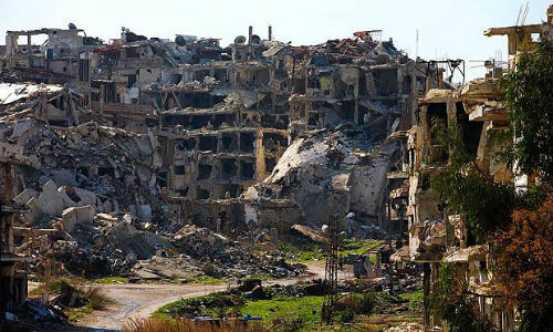 Đặc phái viên Liên Hợp Quốc Staffan de Mistura cho biết, chính phủ Syria và phe nổi dậy sẽ bắt đầu các cuộc đàm phán hòa bình vào ngày 7/3 nếu lệnh ngừng bắn được duy trì. Ảnh: Tòa nhà đổ nát ở thành phố Homs sau cuộc nội chiến kéo dài 5 năm qua tại Syria.