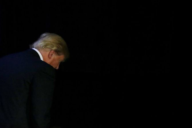Tỷ phú Donald Trump rời sân khấu sau khi thất bại trong cuộc bỏ phiếu ở Iowa.