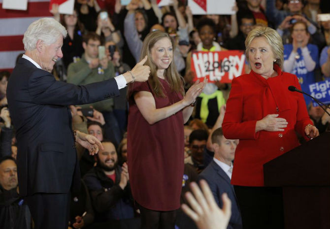 Cựu Ngoại trưởng Mỹ Hillary Clinton vui mừng cùng chồng, cựu Tổng thống Mỹ Bill Clinton, và con gái, Chelsea, tại Des Moines.