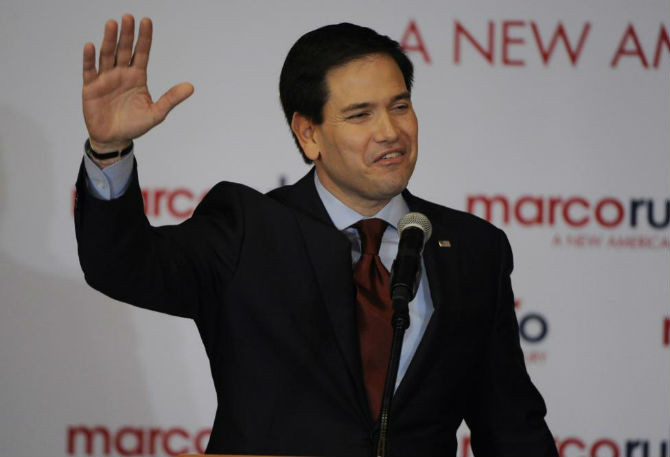 Ông Marco Rubio vẫy chào người ủng hộ tại khách sạn Downtown Marriott, Des Moines.