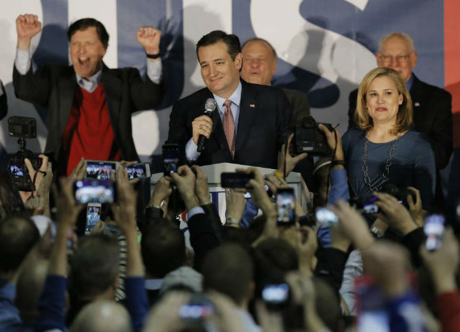 Thượng nghị sĩ Ted Cruz phát biểu sau khi giành chiến thắng tại Des Moines. Đứng bên cạnh là vợ của ông, bà Heidi Cruz.