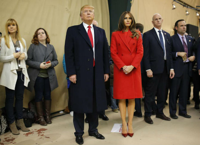 Tỷ phú Donald Trump đứng cạnh vợ, Melania, trong cuộc bỏ phiếu ở bang Iowa ngày 1/2.