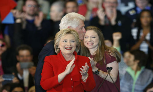 Về phía Đảng Dân chủ, Cựu Ngoại trưởng Mỹ Hillary Clinton đã dẫn đầu trong cuộc bầu chọn ứng viên Tổng thống ở bang Iowa, với 50,4% số phiếu ủng hộ. Thượng nghị sĩ Bernie Sanders đứng sau với 49%.