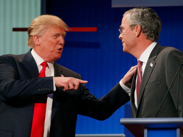 Sau khi thất bại trong cuộc bỏ phiến ở South Carolina ngày 21/2 vừa qua, Thượng nghị sĩ Jeb Bush đã bỏ cuộc đua vào Nhà Trắng. Trong suốt cuộc đua của ông Bush, tỷ phú Trump không ngừng “chê” đối thủ này là “yếu ớt”, “thiếu năng lượng” và rằng “Jeb cần mẹ giúp đỡ ông ấy”.