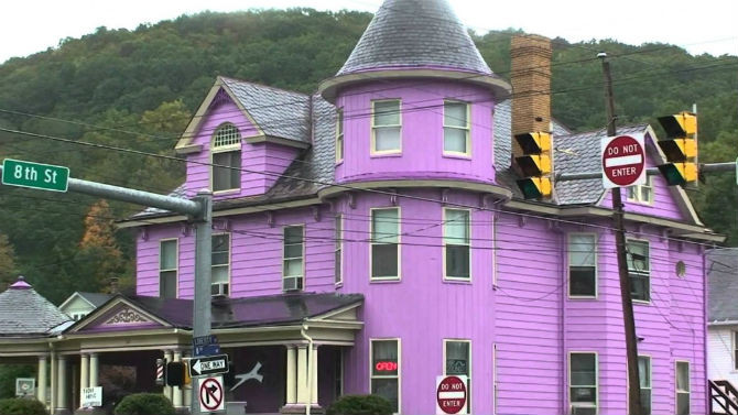Tại Kanata, Ontario, người dân sẽ không được phép sơn nhà màu tía. Nếu vi phạm, chủ ngôi nhà sẽ bị xử phạt.