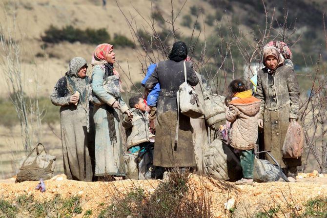 Người tị nạn Syria lấm lem bùn đất mắc kẹt ở thị trấn Khirbet Al-Joz, Latakia, Syria. Họ đang chờ để được qua biên giới vào Thổ Nhĩ Kỳ ngày 7/2.