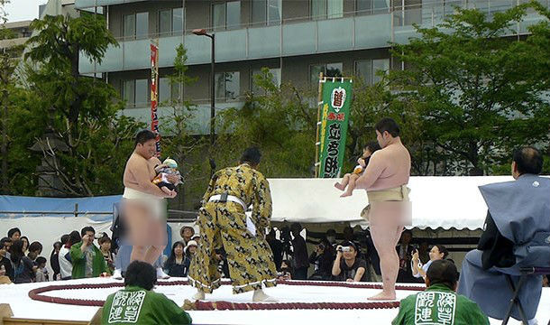 Trong cuộc thi “Crying Sumo”, các võ sĩ sumo thi đấu với nhau để xem ai là người có thể khiến bé sơ sinh bật khóc đầu tiên.