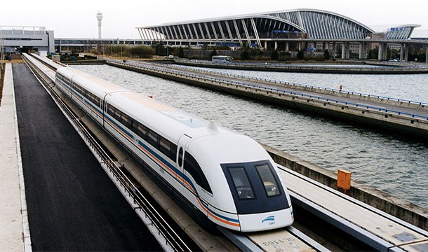 Tàu Maglev ở Nhật có thể chạy với vận tốc hơn 500 km/h.