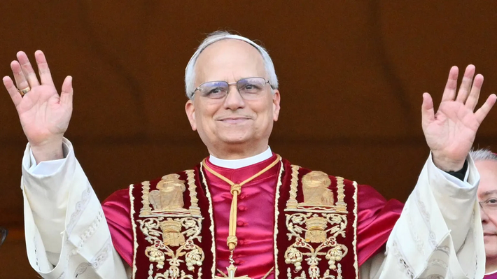 Chiều tối 8/5 (giờ Vatican), Hồng y Robert Francis Prevost đã được bầu làm Giáo hoàng thứ 267, lấy tông hiệu là Leo XIV. Ông là Giáo hoàng đầu tiên đến từ Mỹ. Ảnh: GI.