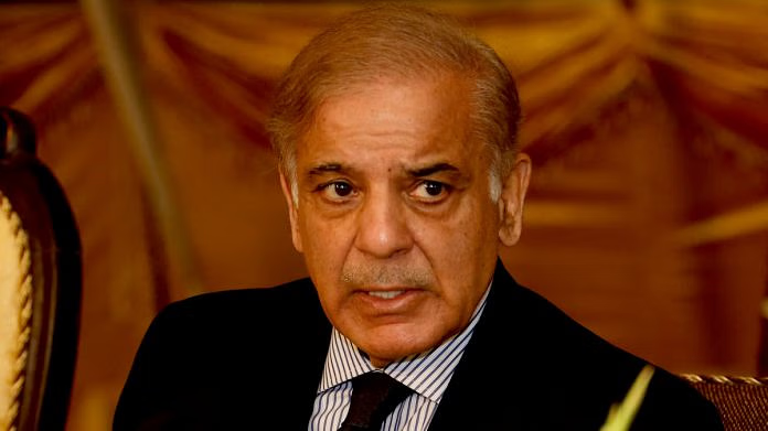 Thủ tướng Shehbaz Sharif tuyên bố Pakistan có quyền đáp trả quyết liệt đối với cuộc tấn công "vô cớ" của Ấn Độ. "Pakistan có toàn quyền đáp trả quyết liệt đối với cuộc tấn công vô cớ này của Ấn Độ. Toàn đất nước Pakistan đoàn kết ủng hộ lực lượng vũ trang, tinh thần và quyết tâm của chúng tôi không lay chuyển", Thủ tướng Pakistan tuyên bố. Ảnh: FB.