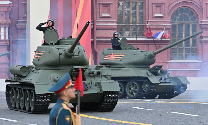 Dẫn đầu đoàn duyệt binh cơ giới là xe tăng huyền thoại T-34/85.