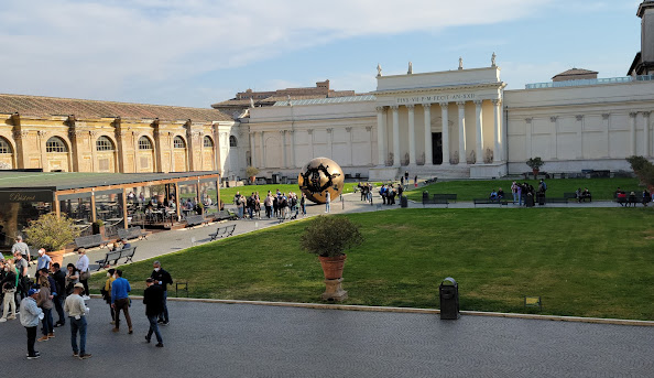 Bảo tàng ở Vatican lưu giữ hơn 70.000 tác phẩm nghệ thuật. Các bảo tàng của quốc gia này đón hàng chục nghìn lượt du khách tham quan mỗi ngày. Ảnh: Wikipedia.