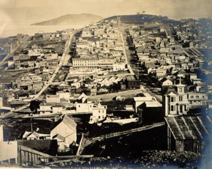 Đồi Telegraph của San Francisco năm 1865. Trạm điện báo đầu tiên ở California được lắp đặt trên đỉnh đồi vào năm 1853 khi dân số thành phố tăng đột biến trong thời kỳ cơn sốt vàng.