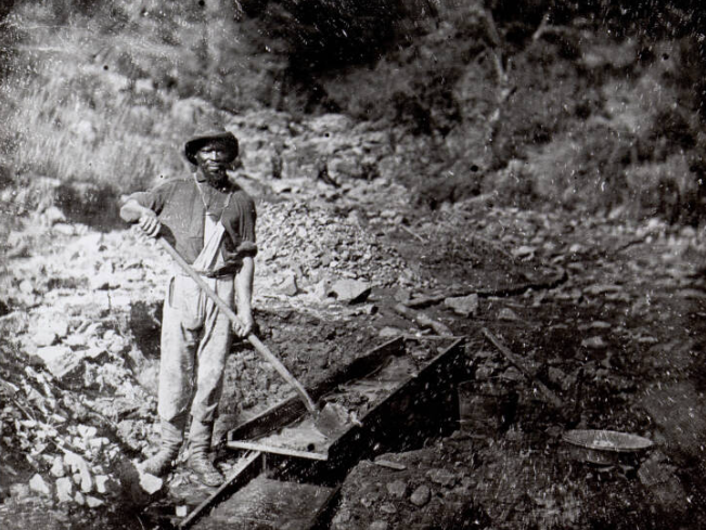 Một thợ đào vàng da màu tại Auburn Ravine, phía bắc Sacramento, năm 1852.