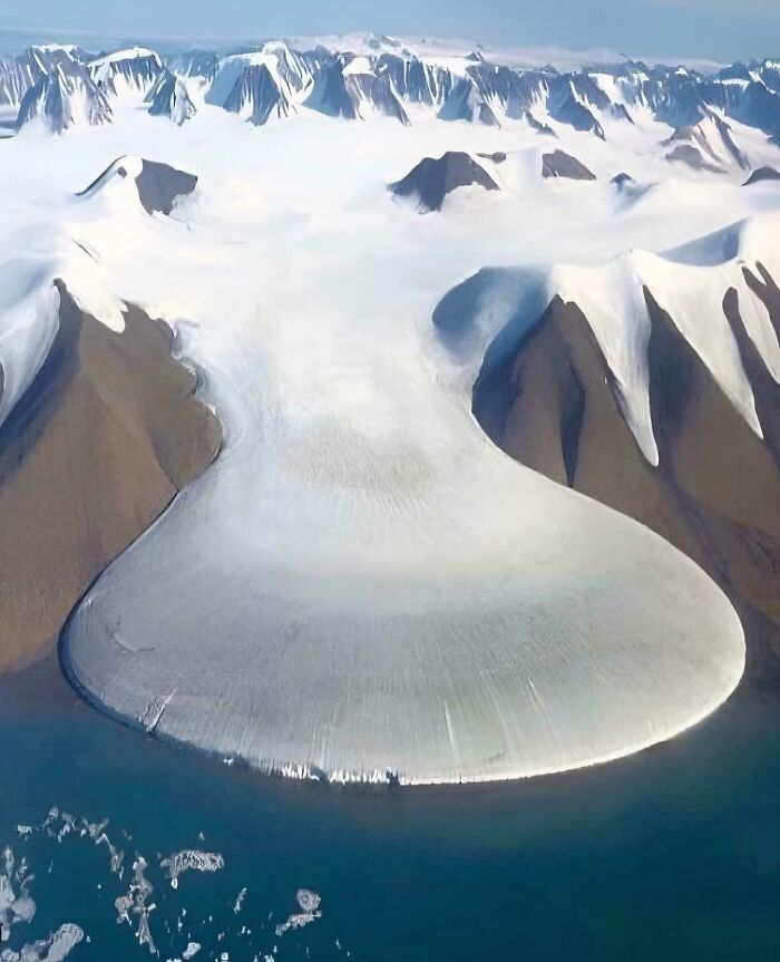 Sông băng Elephant Foot nằm ở Greenland.