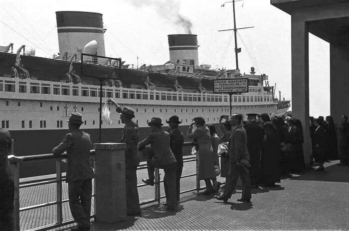 Tàu SS Rex khi rời cảng Genoa, Italy, vào năm 1937.