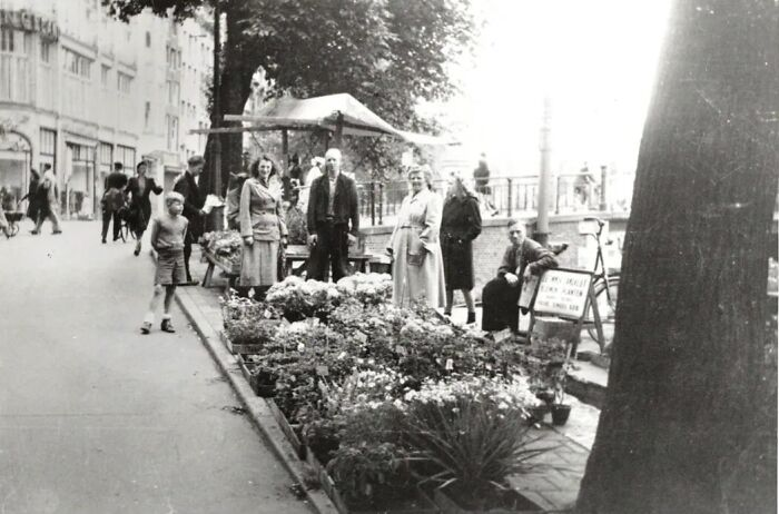 Chợ hoa ở Amsterdam, Hà Lan, năm 1940.