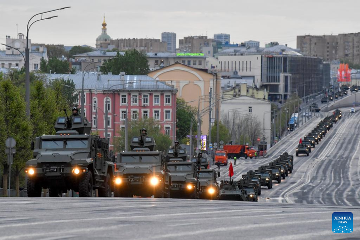Đoàn xe quân sự di chuyển dọc theo một con phố trong buổi diễn tập cho lễ duyệt binh tại Moscow, ngày 29/4.