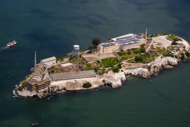 Theo USA Today, nhà tù khét tiếng Alcatraz trên đảo Alcatraz ở San Francisco, California, bị đóng cửa từ 6 thập kỷ trước. Tuy nhiên, mới đây, vào ngày 4/5, Tổng thống Mỹ Donald Trump bất ngờ ra chỉ thị yêu cầu các nhà chức trách cho sửa sang và mở cửa lại nhà tù này. (Nguồn ảnh: GI/iStock)