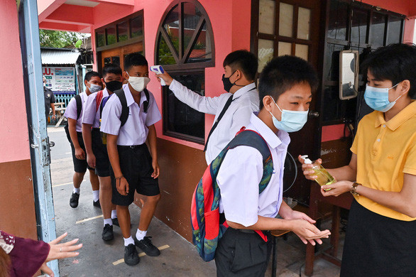 Bộ Giáo dục Thái Lan đặt mục tiêu tiêm chủng đầy đủ cho học sinh từ 12 -18 tuổi bằng vắc xin Pfizer. Bộ trên cũng đang xem xét tiêm một mũi duy nhất trong bối cảnh lo ngại về một dạng viêm cơ tim hiếm gặp sau khi có tin về một trường hợp như vậy ở Mỹ. Ảnh: Bloomberg.
