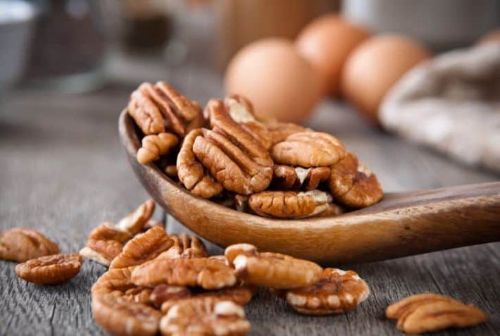 Giảm lượng cholesterol: Ngũ cốc được quảng cáo như một lựa chọn bữa sáng tốt cho tim mạch trong nhiều năm, nhưng nó không phải là thực phẩm duy nhất có thể giúp giảm cholesterol. Ngoài ngũ cốc, bạn có thể chọn hạt hồ đào. Ảnh: CEF.