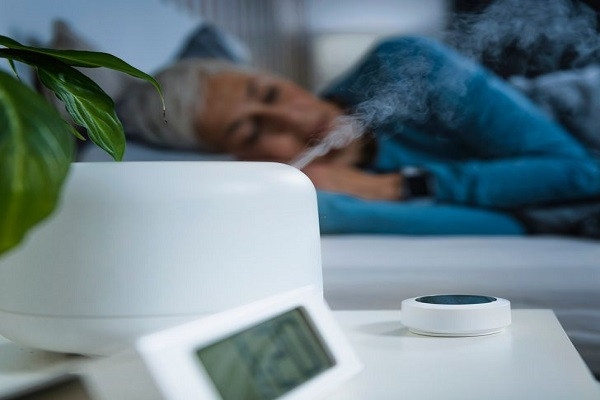 Mua máy tạo độ ẩm: Không khí lạnh và khô trong nhà càng làm cho tình trạng nghẹt mũi tồi tệ hơn. Và đó là lúc máy tạo độ ẩm trở nên hữu ích.
