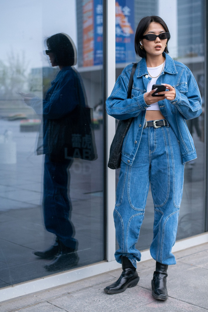 3. Đồ jeans chưa bao giờ lỗi mốt: Một outfit gồm áo khoác denim mix cùng croptop và quần baggy jeans rất đơn giản nhưng đem lại vẻ ngoài thời thượng. Chỉ cần kết hợp thêm 1 đôi boots da và cặp kính râm là bạn đã trông vô cùng cá tính.