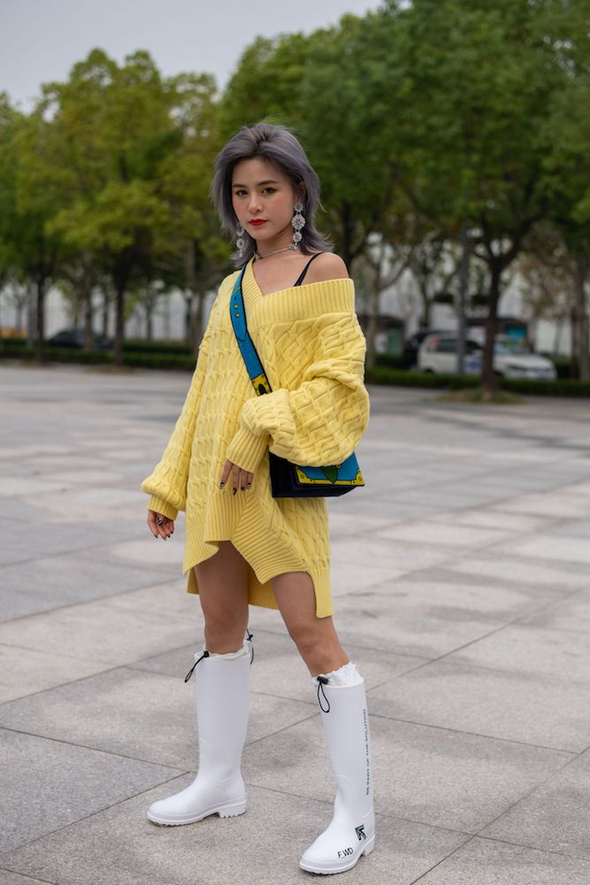 Lựa chọn một chiếc áo len dáng dài làm váy, mix cùng đôi boots cao gối là các cô gái đã tự tin xuống phố với một vẻ ngoài vừa gợi cảm lại vừa cá tính bất chấp tiết trời lạnh giá.