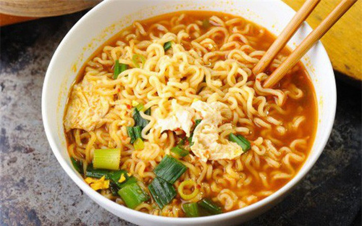 Do vậy, người dùng có thể kết hợp mì ăn liền với rau xanh và đạm để tạo thành bữa ăn phong phú, đủ dinh dưỡng. Ảnh minh họa.
