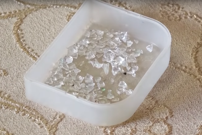 Mỗi ngày, mắt của Satenik tiết ra 50 mảnh tinh thể khiến cuộc sống của cô như biến thành địa ngục vì đau đớn. Triệu chứng kỳ lạ về mắt của Satenik đã được báo cáo với Bộ Y tế Armenia và trưởng khoa nhãn khoa đã đến gặp cô, đồng thời đem tinh thể đi xét nghiệm để chẩn đoán bệnh. Ảnh: Sputnik.